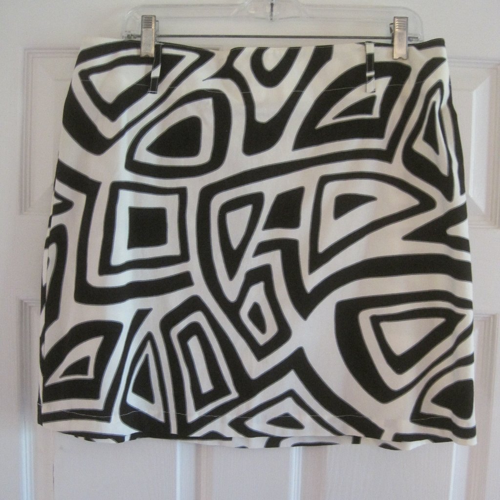 New York And Company Black And Ivory Geometric Skirt Size 16 $59.94